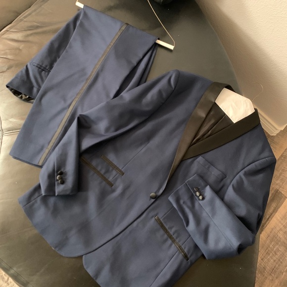 Berragamo Soho Madison Blue Tuxedo set w/accessori - Picture 2 of 14